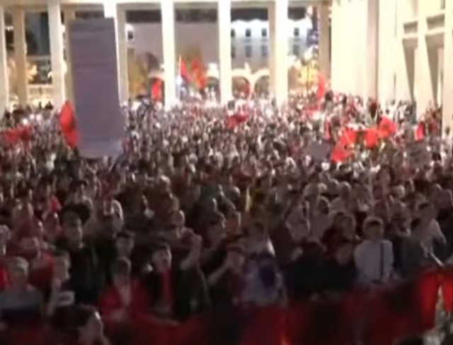 &ldquo;Posht&euml; patronazhist&euml;t&rdquo;/ Protestuesit zhvendosen n&euml;