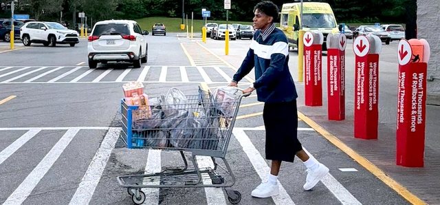 VIRALE/ Lamine Yamal befason teksa shihet në një supermarket, duke