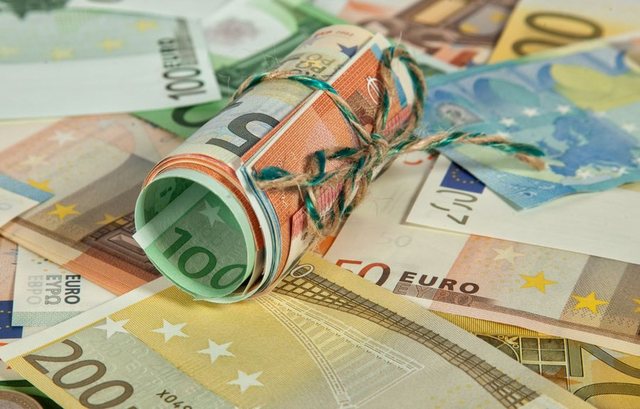 Pastrimi i parave dhe turizmi çojnë euron në një