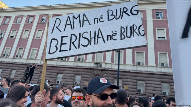 DW: Vazhdon beteja për Zvërnecin me protesta masive