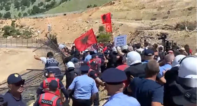Protest&euml; kund&euml;r nd&euml;rtimit t&euml; resortit luksoz n&euml; Rrjoll/