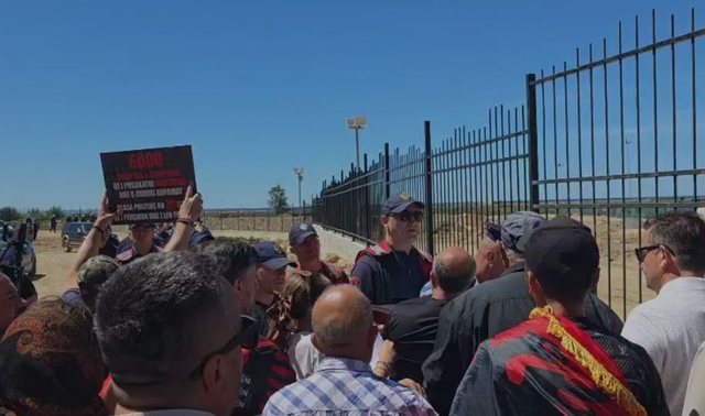 Protest&euml; kund&euml;r nd&euml;rtimit t&euml; resortit luksoz n&euml; Rrjoll/