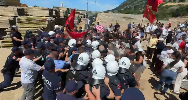 Protest&euml; kund&euml;r nd&euml;rtimit t&euml; resortit luksoz n&euml; Rrjoll/