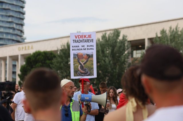 &nbsp;Dita e 14 e protest&euml;s shoq&euml;rohet me pjes&euml;marrje masive nga