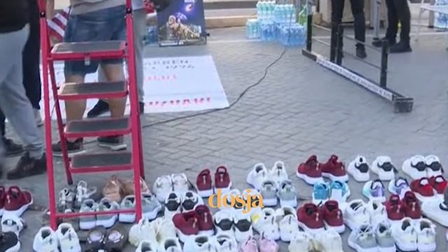 &nbsp;Dita e 14 e protest&euml;s shoq&euml;rohet me pjes&euml;marrje masive nga