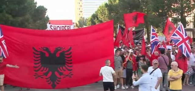 &nbsp;Dita e 14 e protest&euml;s shoq&euml;rohet me pjes&euml;marrje masive nga