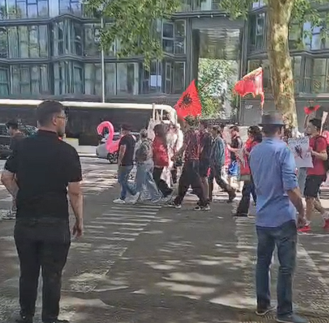 &nbsp;Dita e 14 e protest&euml;s shoq&euml;rohet me pjes&euml;marrje masive nga