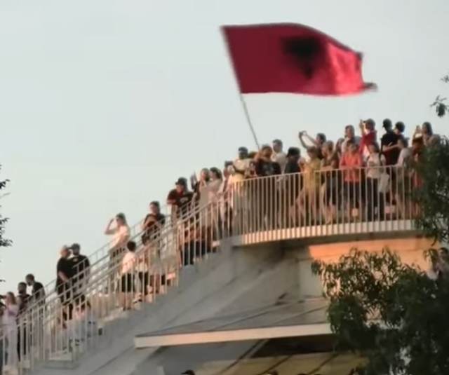 Pjes&euml;marrje rekord! Qytetar&euml;t ngjiten te Piramida, bulevardi