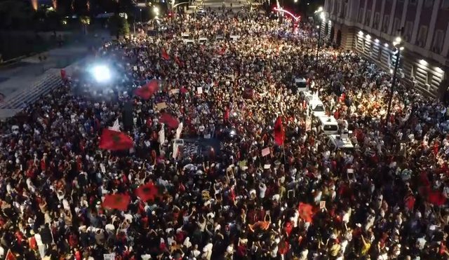 Dita e 14 e protest&euml;s/ Qytetar&euml;t shkojn&euml; drejt Kuvendit: