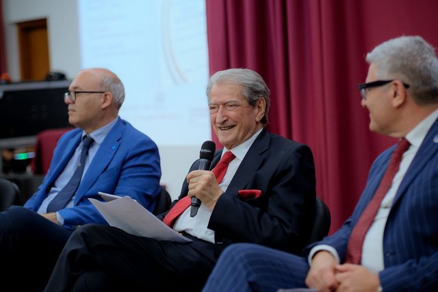 Promovimi i librit &lsquo;E djathta drejt s&euml; ardhmes&rsquo;/ Berisha: