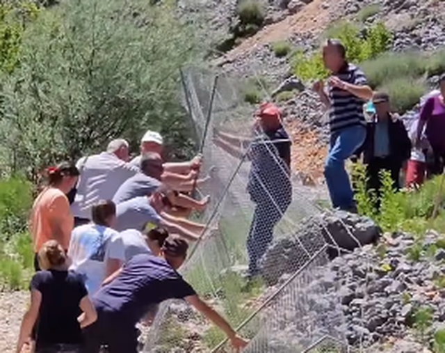 VIDEO/ Prej muajsh pa uj&euml;, banor&euml;t e Dardh&euml;s n&euml; Librazhd