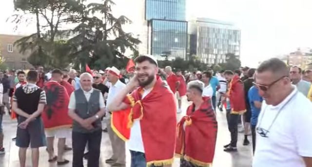 Dita e 15-t&euml; e protest&euml;s/ Qytetar&euml;t vijojn&euml; revolt&euml;n: