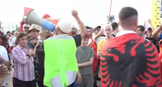 Dita e 15-t&euml; e protest&euml;s/ Qytetar&euml;t vijojn&euml; revolt&euml;n: