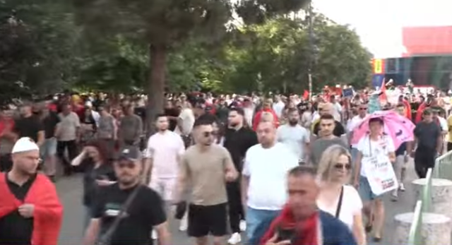 Dita e 15-t&euml; e protest&euml;s/ Qytetar&euml;t vijojn&euml; revolt&euml;n: