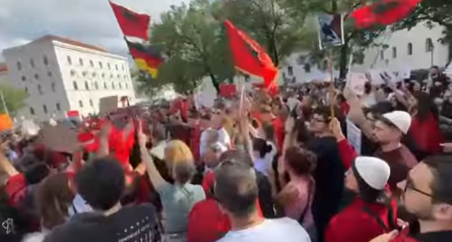 VIDEO/Shqiptar&euml;t protestojn&euml; n&euml; Mynih: O ku ka si ty, o