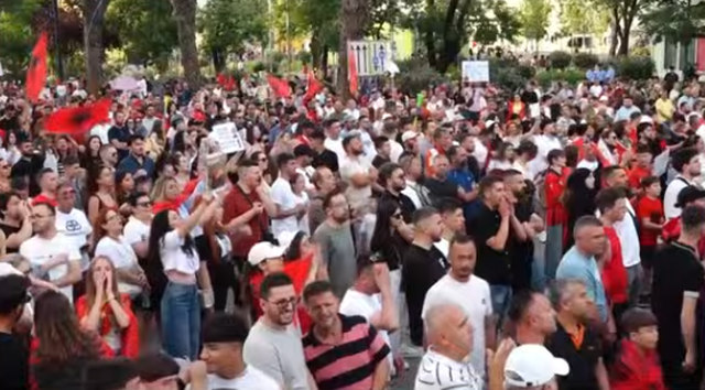 "Hajvan, ku je ti... jep dorëheqjen”/ Protestuesja reagon ndaj
