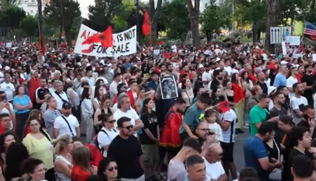 Ko&ccedil;eku njoftoi largimin nga PS, protestuesi n&euml; shesh: Ju erdhi