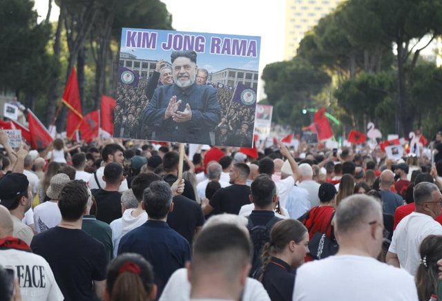&ldquo;Rama jepe dor&euml;heqjen&rdquo;/ Sot dita e 16-t&euml; e protest&euml;s,