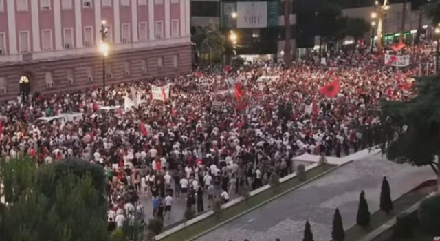 "Fashisti i vet&euml;m dhe hajvani i vet&euml;m je ti"/ I riu i
