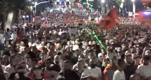 Pjesëmarrje masive! Protestuesit bllokojnë rrugën e