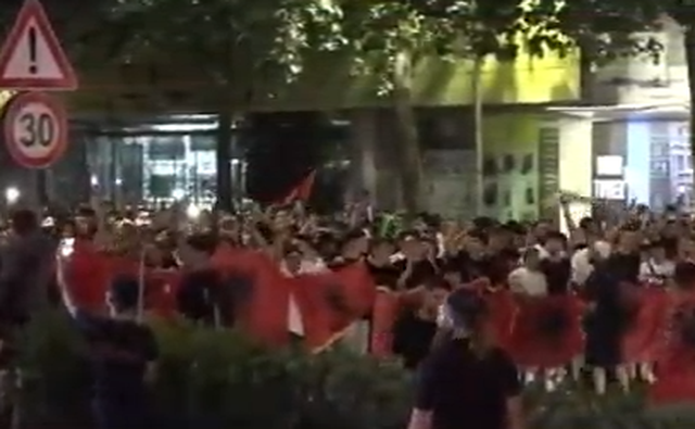Shembull qytetarie n&euml; protest&euml;: Protestuesit ndalojn&euml; marshimin