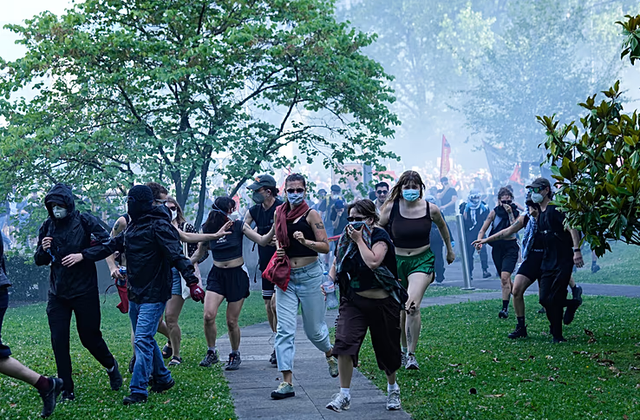 Mij&euml;ra njer&euml;z protestojn&euml; p&euml;r G7 n&euml; Gjenev&euml;,