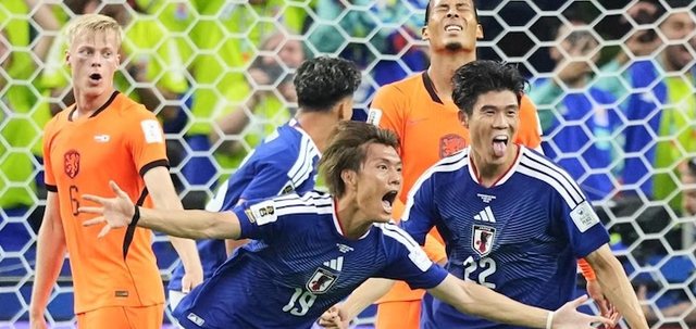 Holanda b&euml;n 'harakiri', Japonia barazon 2-2!