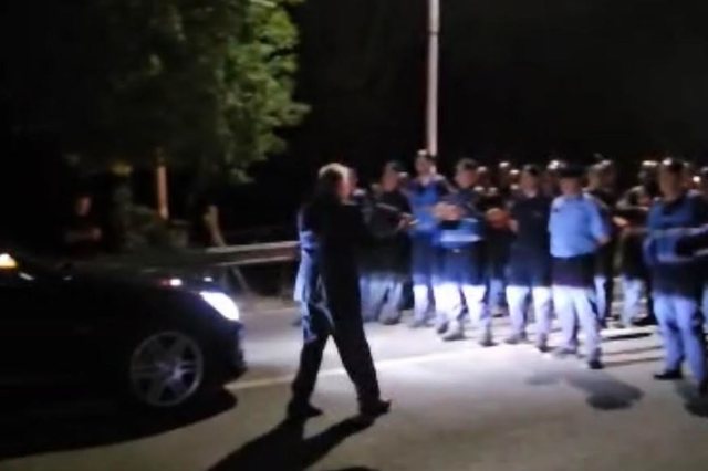 Protesta e 15-t&euml; n&euml; Tiran&euml;/ Policia i bllokon rrug&euml;n
