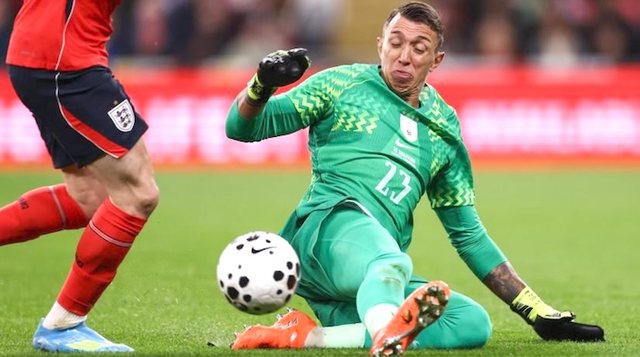 Kat&euml;r vjet m&euml; von&euml;: Fernando Muslera d&euml;shiron t&euml;