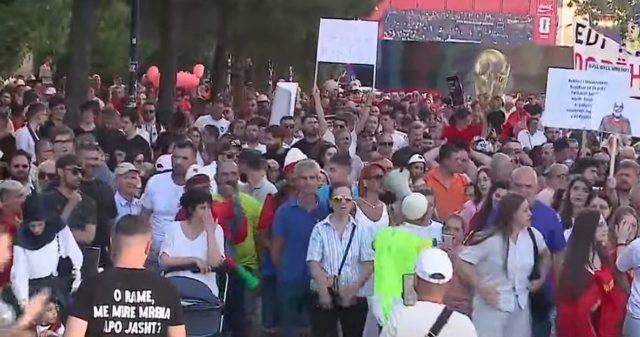 Protesta e 16-të/ Mijëra qytetarë kërkojnë largimin e