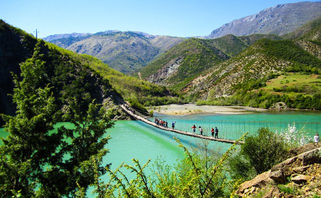 Po lundronte me motor uji, humb jetën i riu në Liqenin e Ulzës