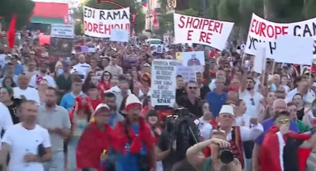 Protesta e 16-të/ Mijëra qytetarë kërkojnë largimin e