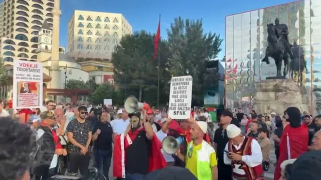 Protesta e 16-t&euml;/ Mij&euml;ra qytetar&euml; k&euml;rkojn&euml; largimin e