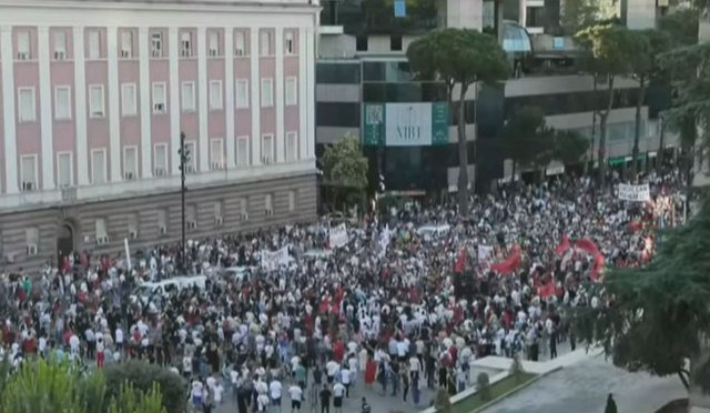 Protesta e 16-t&euml;/ Mij&euml;ra qytetar&euml; k&euml;rkojn&euml; largimin e