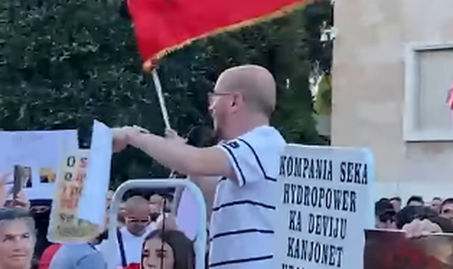 "P&euml;r k&euml; popull punon ti?"/ Protestuesi i b&euml;n thirrje