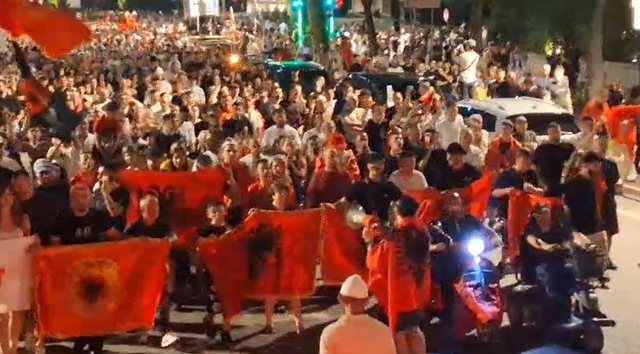 VIDEO/ Atmosfer&euml; magjike nga protesta, qytetar&euml;t me flamuj
