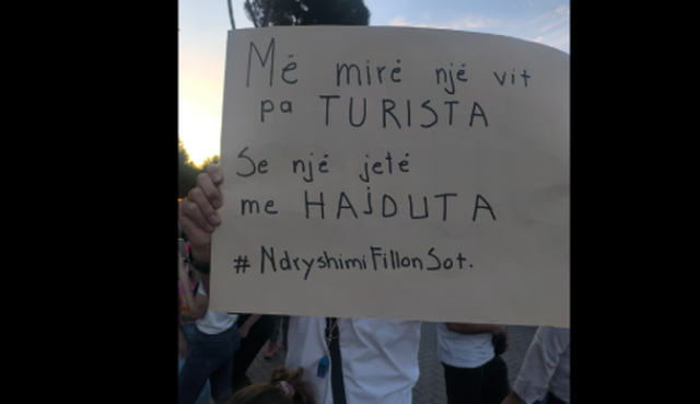 FOTOLAJM/ Pankartat pikante t&euml; dit&euml;s s&euml; 16-t&euml;