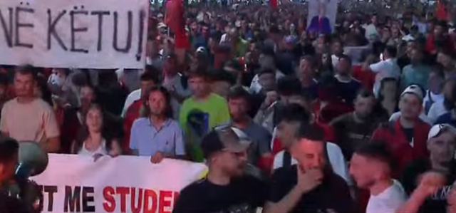 Protestuesit k&euml;ndojn&euml; para parlamentit: O ku ka si ty o Shqip&euml;ria