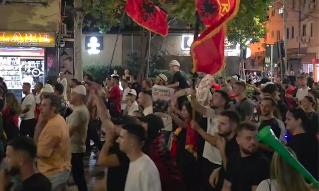 VIDEO/ Nga Kryeministria te Parlamenti, qytetar&euml;t vijojn&euml; prej disa