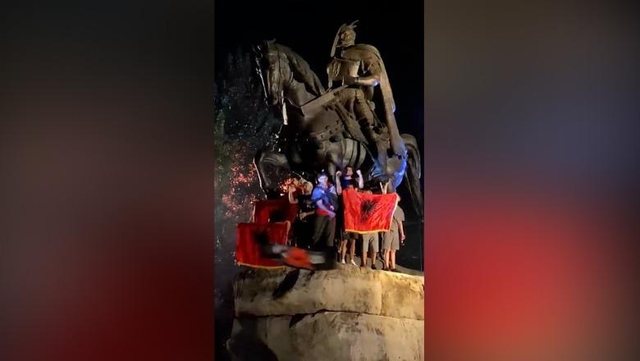 Mbyllet tubimi në Tiranë, qytetarët ndezin flakadanë në