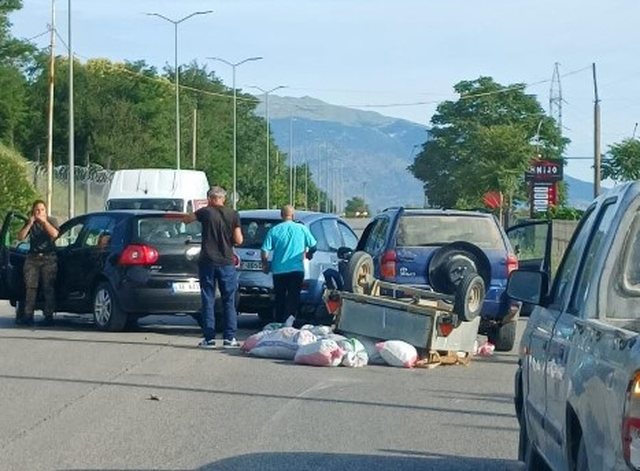 Aksident n&euml;&nbsp;rrug&euml;n komb&euml;tare Gjirokast&euml;r-Tepelen&euml;/