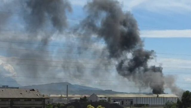 Bie zjarr në ish-Kombinatin Metalurgjik në Elbasan, tymi