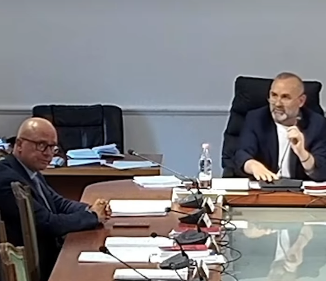 SKANDAL/ Ulsi Manja l&euml;shon gojen, ofendon Kaprin: Ik langaraq! Deputeti: