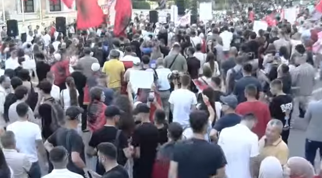 Dita e 17-t&euml; e protest&euml;s/ Ndryshojn&euml; skenar&euml;t p&euml;r
