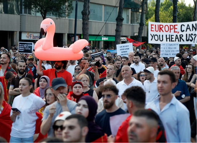 "'Revolucioni i flamingove' n&euml; Shqip&euml;ri po