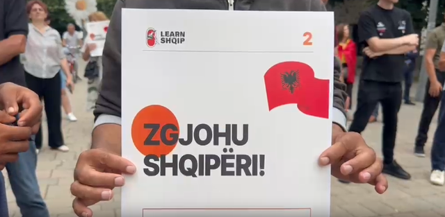 Protest&euml; qytetare n&euml; Kor&ccedil;&euml;/ Turis&euml;t nga Hollanda