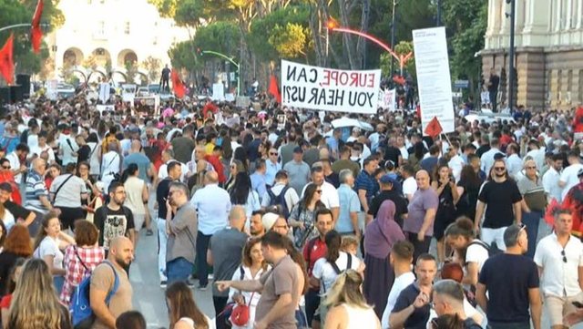 Protestuesi- Komisioneres Marta Kos: Garancia s’vlen, do të grisim