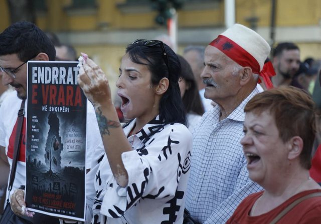 FOTOGALERIA/ Protestuesit i p&euml;rgjigjen nga bulevardi Ram&euml;s dhe