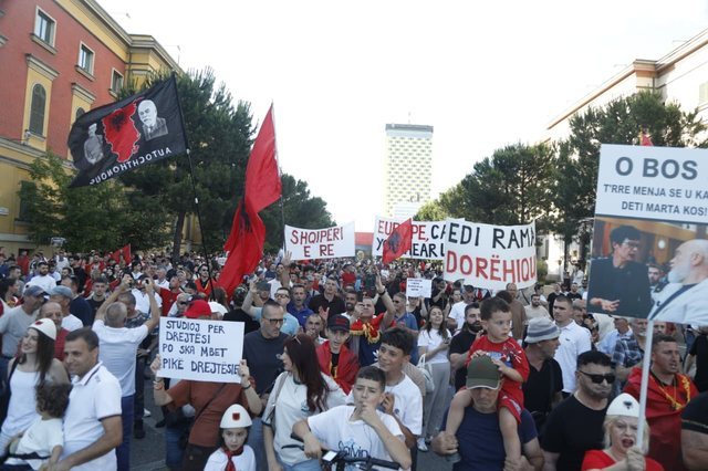 FOTOGALERIA/ Protestuesit i p&euml;rgjigjen nga bulevardi Ram&euml;s dhe