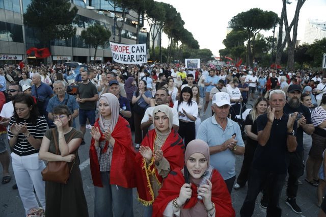 FOTOGALERIA/ Protestuesit i p&euml;rgjigjen nga bulevardi Ram&euml;s dhe